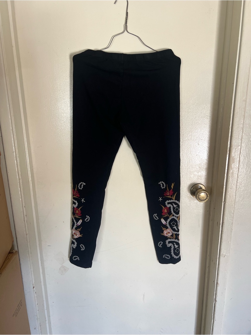 Jonnhy Was Black Leggings with Embroidered Floral Accents